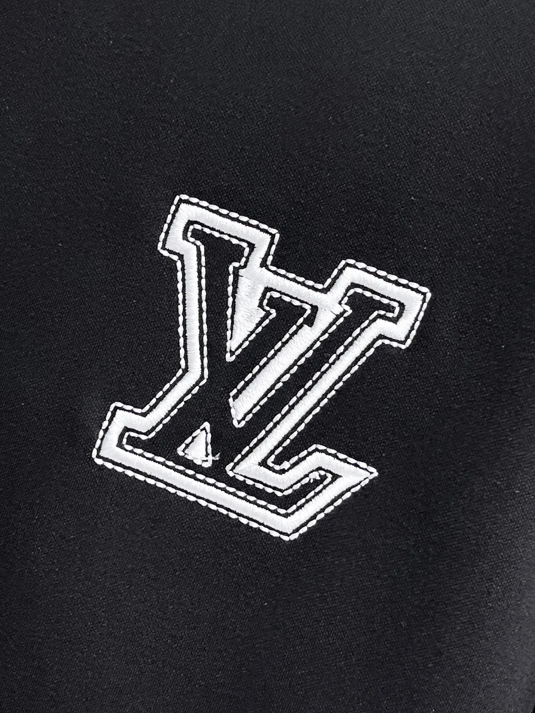 🅿️720 LV 2025 autumn and winter new counter casual suit, breathable, comfortable and casual! Full of high-end feel! The details are exquisite and high-end, and the workmanship is impeccable! The original high-end fabric is very high-end! The fabric is crisp, anti-wrinkle and wear-resistant, warm, neat and stylish. Everyone must buy a set this autumn and winter. They must look cool and handsome when wearing it. We specially recommend the size M-3XLC30